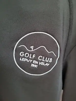 logo du golf club du puy en velay sur un gilet, vendu en boutique