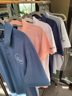 plusieurs tee shirts, différentes coloris, avec le logo du Golf, en vente à la boutique du Golf du Puy en Velay